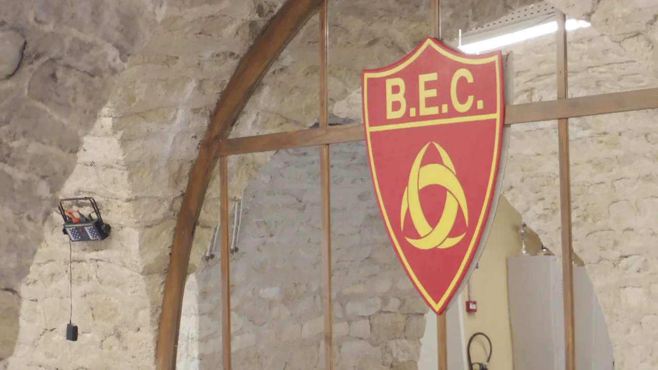 Les arches en pierre et l’écusson du BEC Escrime dans le studio rue Pauline Kergomard
