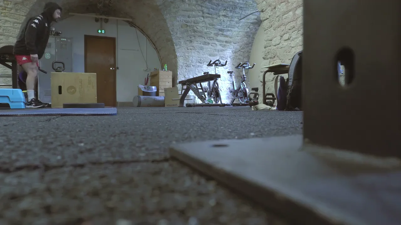 Entraînement sur box devant les arches en pierre du studio à Bordeaux Nansouty